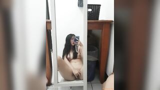 Em gái thủ dâm trước gương 3