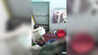 Quay lén em dâu cực xinh vú múp đi tắm,nhìn e là thèm thịt liền