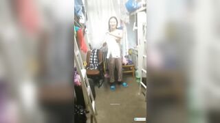 Quay lén nhỏ b cùng kí túc xá thay đồ