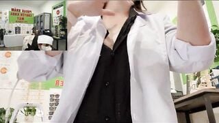 Nữ bác sĩ dâm thủ dâm phụt nước trong phòng khám mắt