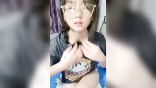 Tq Địt em teen đeo kính lồn múp không lông