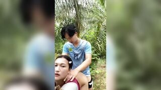 Chị họ nứng quá dụ dỗ em trai vào rừng đụ.