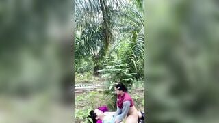 Chị họ nứng quá dụ dỗ em trai vào rừng đụ.