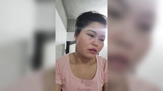 Chị vừa rửa mặt, vừa đái nè, thích không