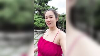 Nhìn Chị thôi, đừng nhìn Dú chị nhé