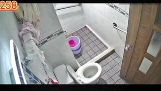 Quay lén chị dâu đi tắm xem nứng vl ra