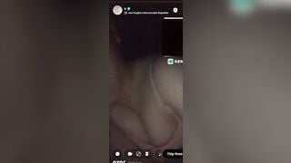 Azar bé gái lào ngại ngùng cho xem bầu vú