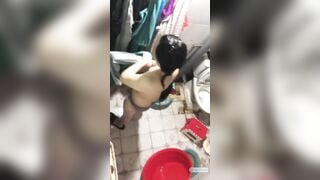 Trèo bếp quay lén nhỏ em dâu vú múp cực xinh đi tắm