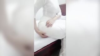 Địt e hs c3 trong nhà nghỉ mông to tròn còn mặc áo dài mới đi học về