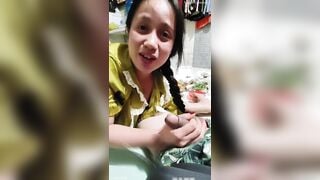 Mở cửa nằm sục cặc gặp ngay e hàng xóm sang chơi bị em đè ra bú cu luôn