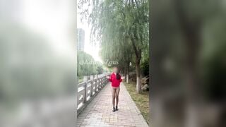 Dâm nữ mông to tròn trắng múp thích show hàng public nơi đông người p7