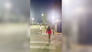 Dâm nữ mông to tròn trắng múp thích show hàng public nơi đông người p7