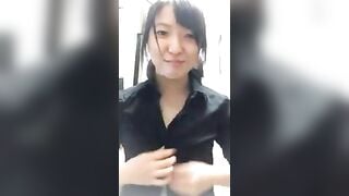 Gái dâm cởi áo khoe vú cho trai xem