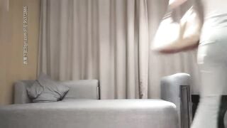 Cô gái với mái tóc rối bù xù