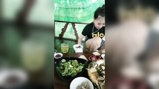 Nhậu với bác 5 hàng xóm hỏi về phụ nữ dâm, bác liền móc lồn lông đen sì ra khoe.