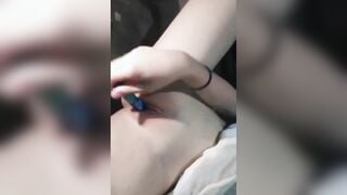 nhét son vào lồn non kh lông