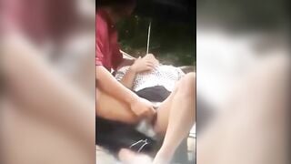 Rủ nhau đi cắm trại mà anh người yêu lại thích móc cua
