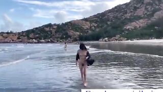 Em teen có sở thích khỏa thân, đi dạo ở bãi biển đầy người #2