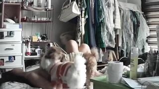 Em gái 18 tuổi ngủ trần chuồng trong phòng, mặc cho thú cưng liếm vú liếm lồn.