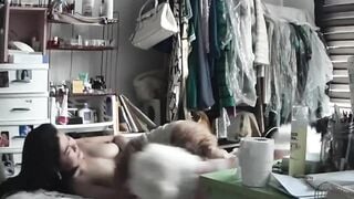 Em gái 18 tuổi ngủ trần chuồng trong phòng, mặc cho thú cưng liếm vú liếm lồn.