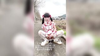 Em loli bím múp cực dâm cosplay ra ngồi giữa đường móc lồn sướng quá đái như xả lũ