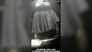 Lắp cam quay lén trg nhà vệ sinh quán quay lén e teen mông to tròn trắng múp đi đái