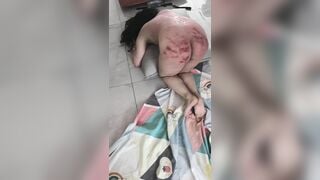 1 cô gái trong khu tự trị bị đánh do không đụ theo ý tuổi nó.