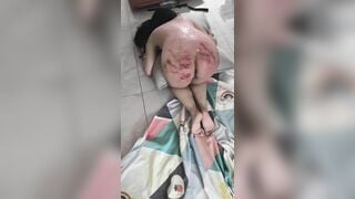 1 cô gái trong khu tự trị bị đánh do không đụ theo ý tuổi nó.