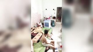 Trèo tường quay lén e sinh viên vú bự ở siêu bừa bộn,thế mà xém bị em bắt đc