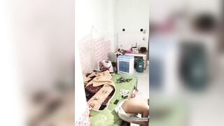 Trèo tường quay lén e sinh viên vú bự ở siêu bừa bộn,thế mà xém bị em bắt đc