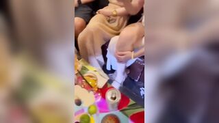 mấy anh Trung Quốc qua kiếm ghệ rồi đó!