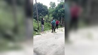 Mới sáng sớm mà các Bà đã đánh nhau vỡ đầu rồi