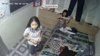 Hack cam phòng ngủ để xem 2 em học sinh mới lớn thay đồ