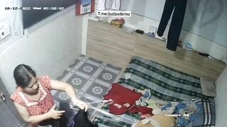Hack cam phòng ngủ để xem 2 em học sinh mới lớn thay đồ