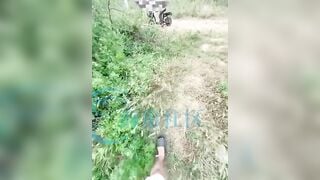 Chị gái lái xe máy chở ra đồng để chịch ngoài trời