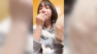 bé tự móc lồn, rồi tự mút tay luôn