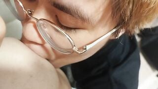 Đang đi chơi nứng quá  dắt anh yêu vô wc nhờ anh bú lồn