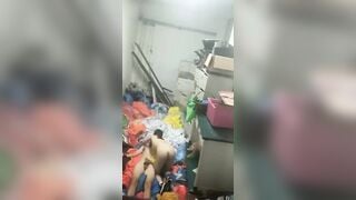 Quay lén 2 nhân viên trốn việc lén địt nhau trong kho