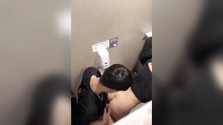 Video quay lén em sinh viên cùng bạn trai trong nhà vệ sinh trung tâm thương mại