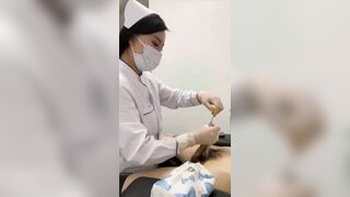 Cận cảnh em y tá thông lỗ đái cho bệnh nhân