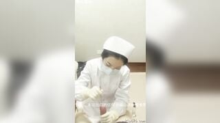 Cận cảnh em y tá thông lỗ đái cho bệnh nhân