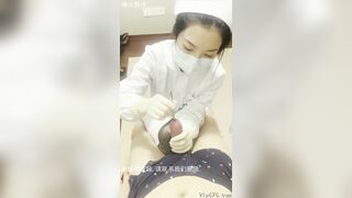 Cận cảnh em y tá thông lỗ đái cho bệnh nhân