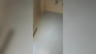 Nửa đêm lén sang nhà bé hàng xóm rồi đè e nó ra dí