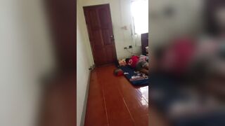 Khổ thân ông chú muốn đụ vợ của mình còn phải mệt mỏi canh chừng thằng cháu.