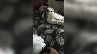 Nứng thật bắt vợ thằng em bú cặc khi nó ngủ say cặc lọ nằm kế bên.