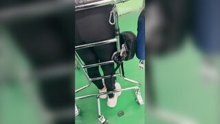 Nhân viên biến thái cạ cu vào mông khách hàng