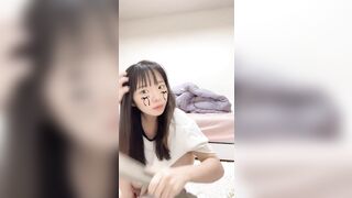 Gái xinh lộ lồn