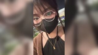Dạo phố tranh thủ vào wc show vú cho các anh trên live xem cho đỡ vã