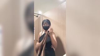 Dạo phố tranh thủ vào wc show vú cho các anh trên live xem cho đỡ vã