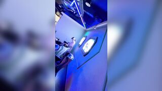 Quay lén wc trong quán net e gái nhân viên đi đái